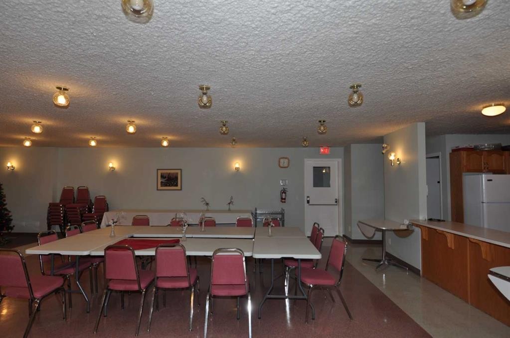 16 Edenwold Green Nw, Calgary, AB - Indoor Photo Showing Dining Room
