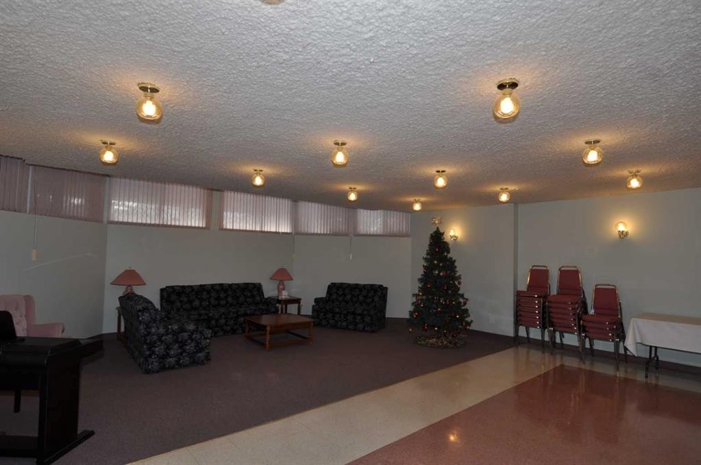 16 Edenwold Green Nw, Calgary, AB - Indoor Photo Showing Other Room