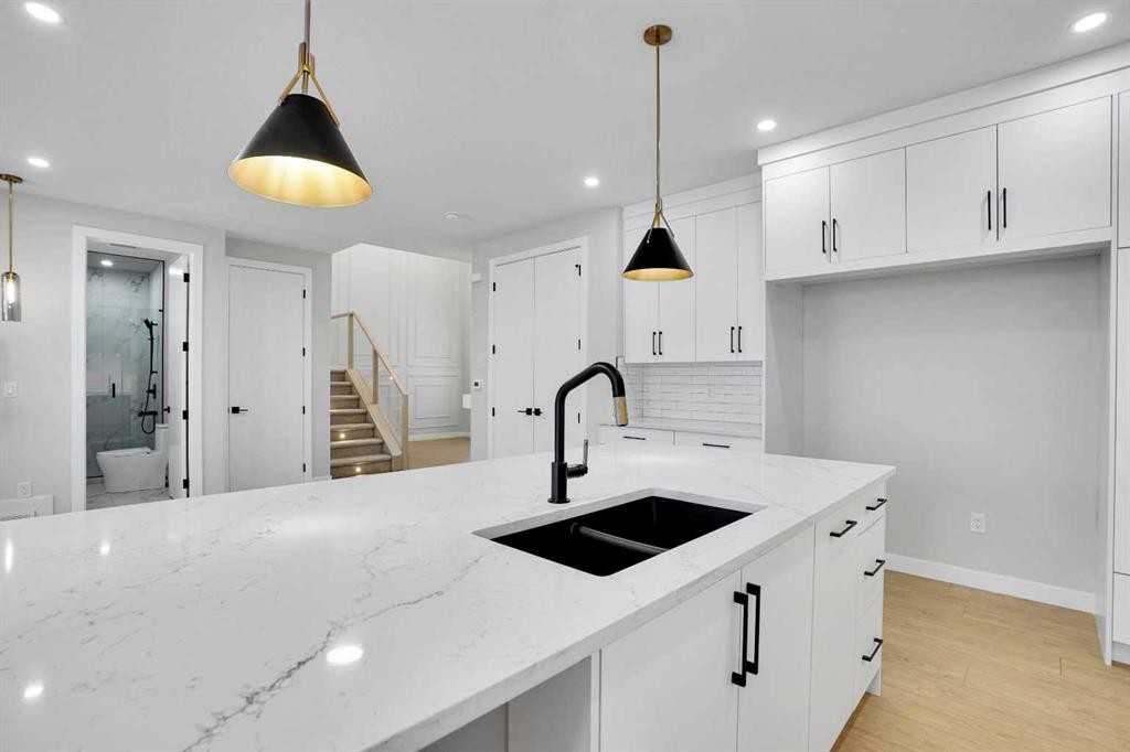 335 Muirfield Crescent, Lyalta, AB - Indoor Photo Showing Kitchen With Double Sink With Upgraded Kitchen