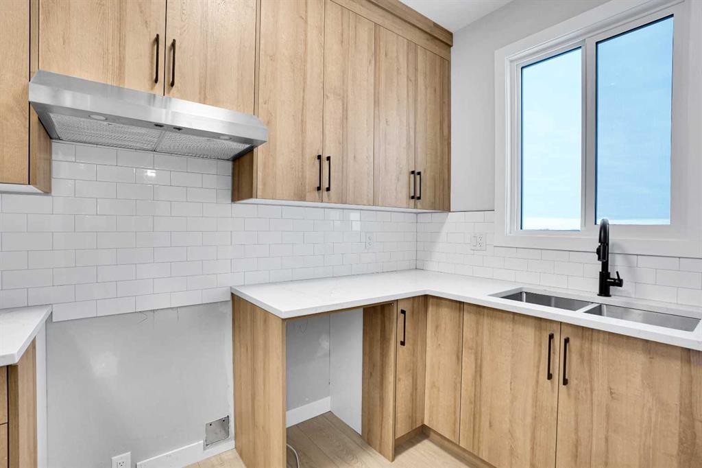 335 Muirfield Crescent, Lyalta, AB - Indoor Photo Showing Kitchen With Double Sink