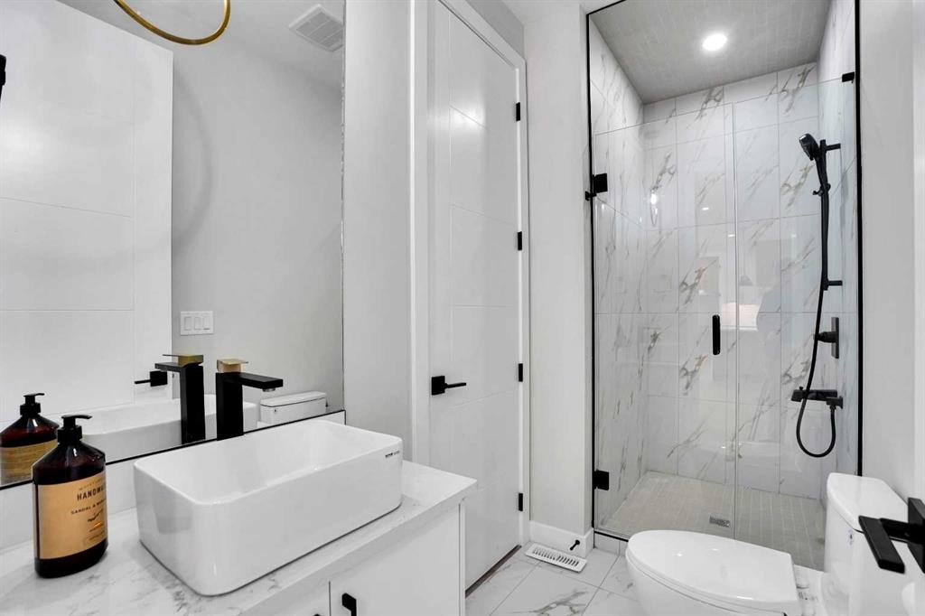 335 Muirfield Crescent, Lyalta, AB - Indoor Photo Showing Bathroom