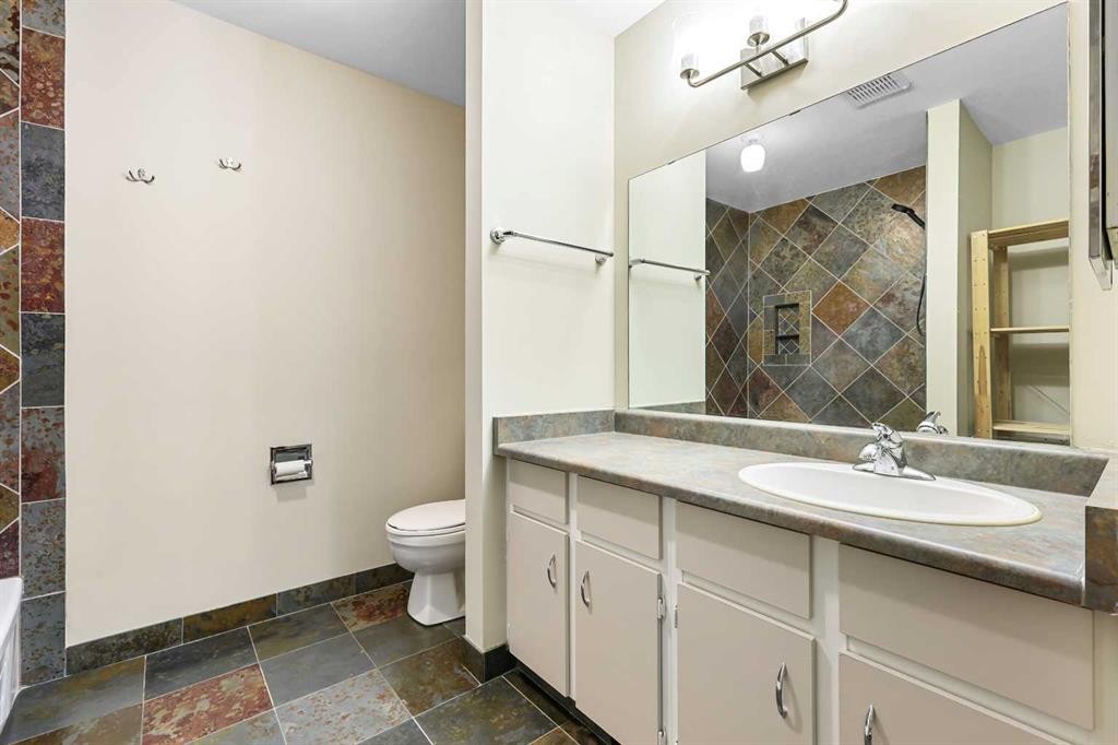 3211-80 Glamis Drive Sw, Calgary, AB - Indoor Photo Showing Bathroom