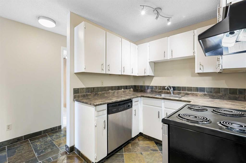 3211-80 Glamis Drive Sw, Calgary, AB - Indoor Photo Showing Kitchen