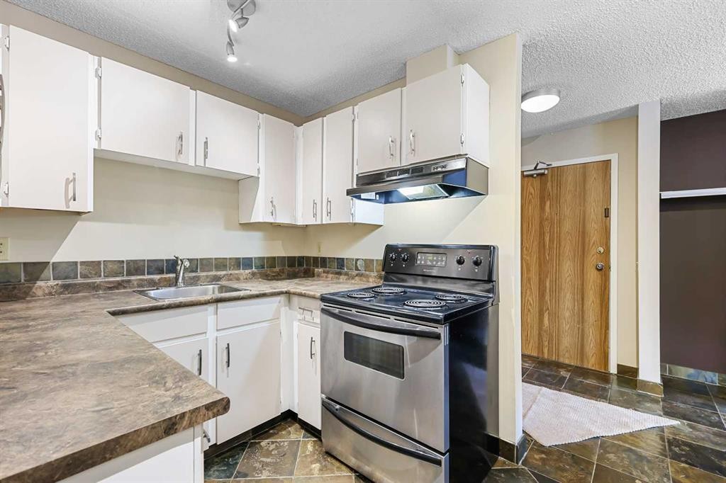 3211-80 Glamis Drive Sw, Calgary, AB - Indoor Photo Showing Kitchen