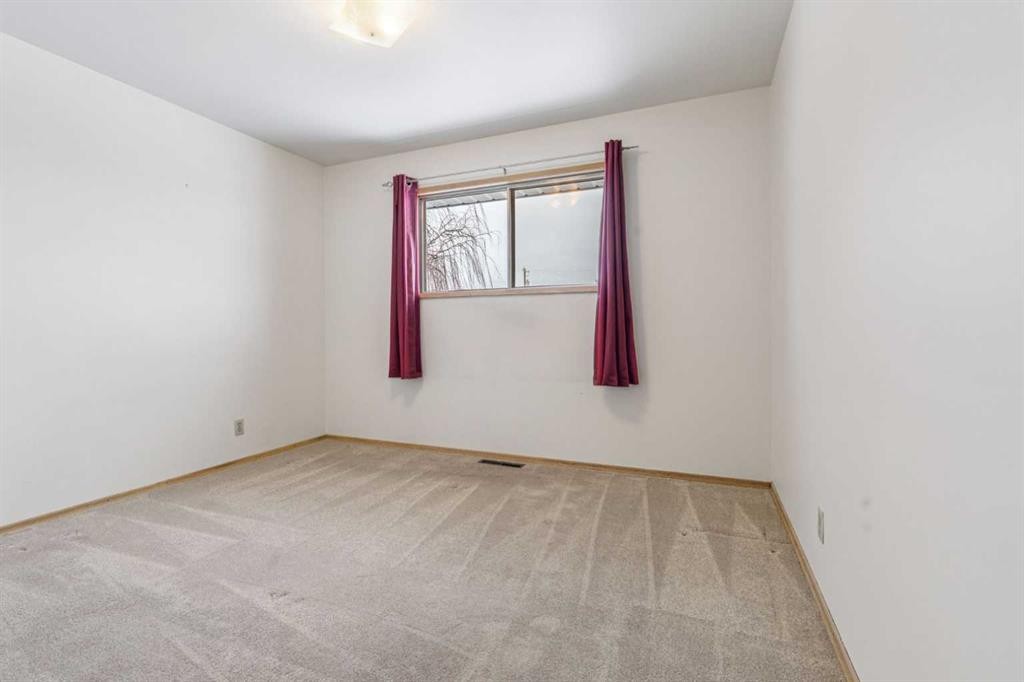 427 Tache Avenue Nw, Calgary, AB - Indoor Photo Showing Other Room