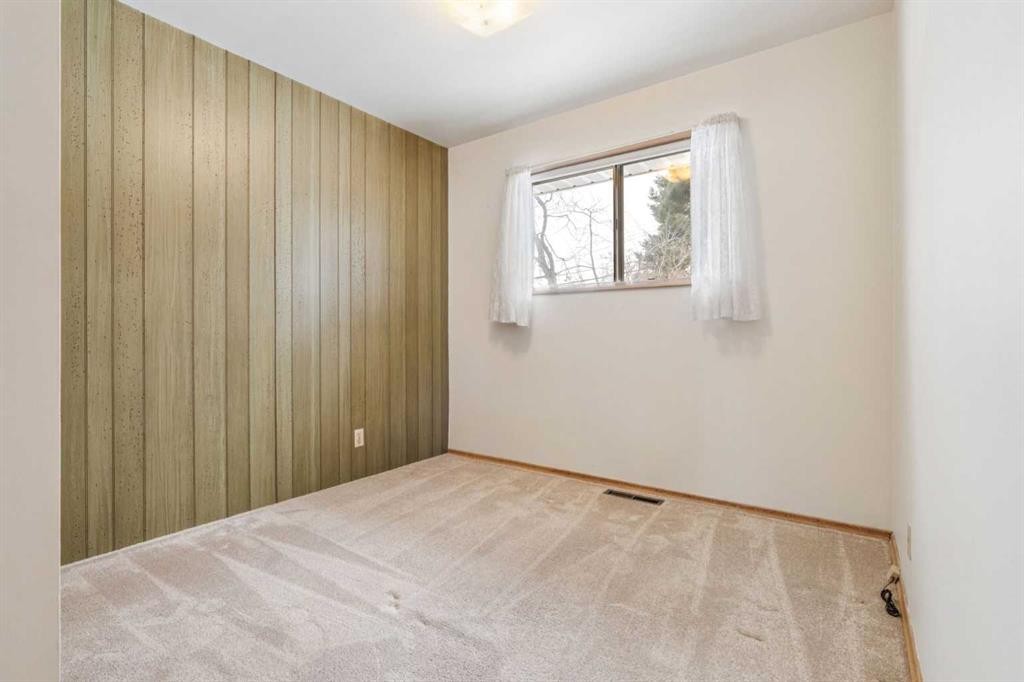 427 Tache Avenue Nw, Calgary, AB - Indoor Photo Showing Other Room