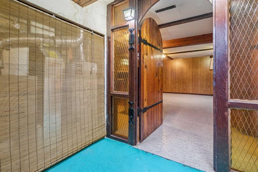 427 Tache Avenue Nw, Calgary, AB - Indoor Photo Showing Other Room