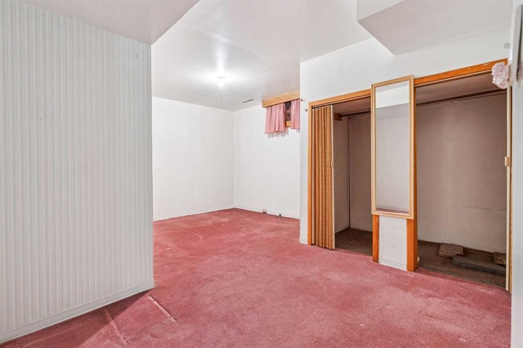 427 Tache Avenue Nw, Calgary, AB - Indoor Photo Showing Other Room
