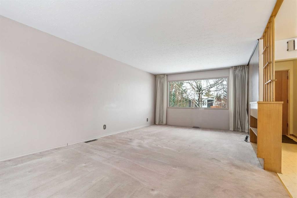 427 Tache Avenue Nw, Calgary, AB - Indoor Photo Showing Other Room