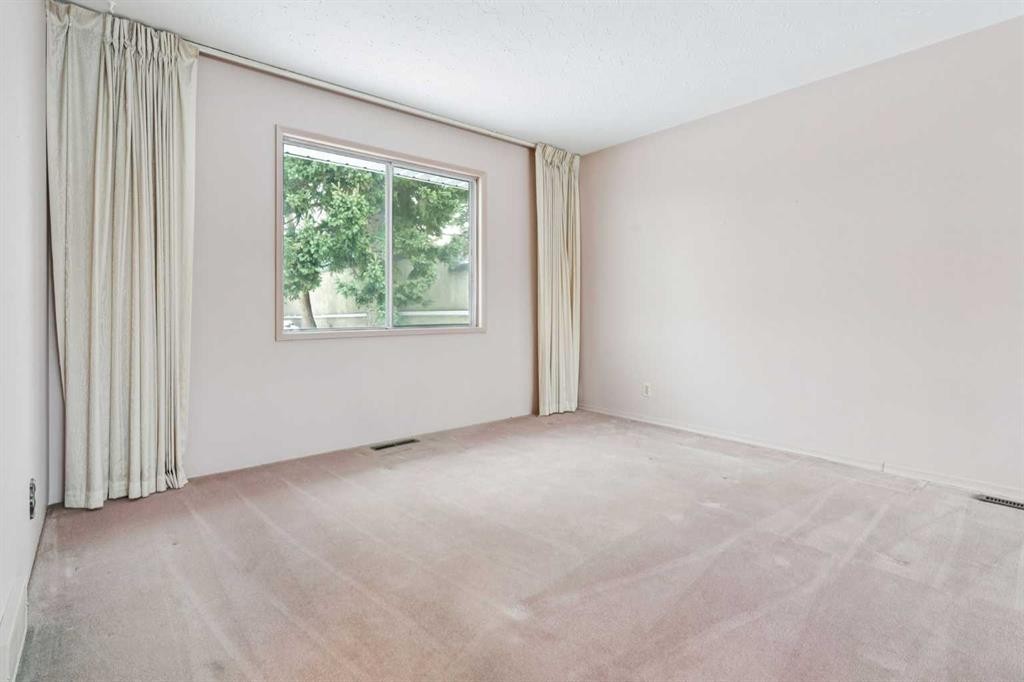 427 Tache Avenue Nw, Calgary, AB - Indoor Photo Showing Other Room
