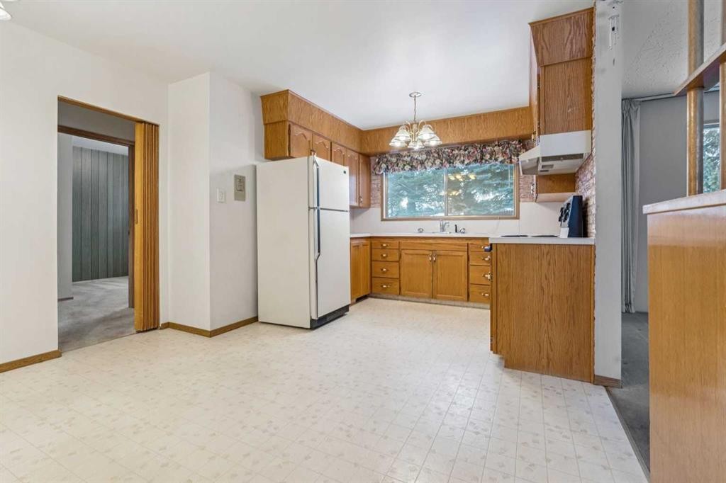 427 Tache Avenue Nw, Calgary, AB - Indoor Photo Showing Kitchen