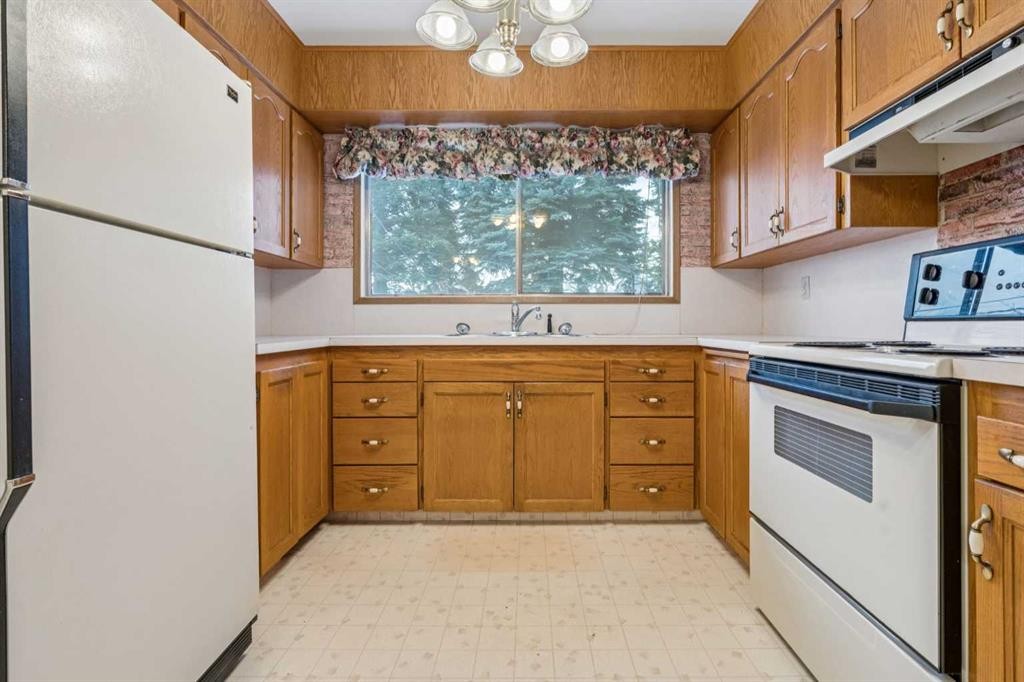 427 Tache Avenue Nw, Calgary, AB - Indoor Photo Showing Kitchen