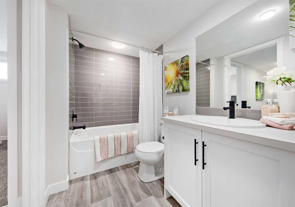 286 Sora Way Se, Calgary, AB - Indoor Photo Showing Bathroom
