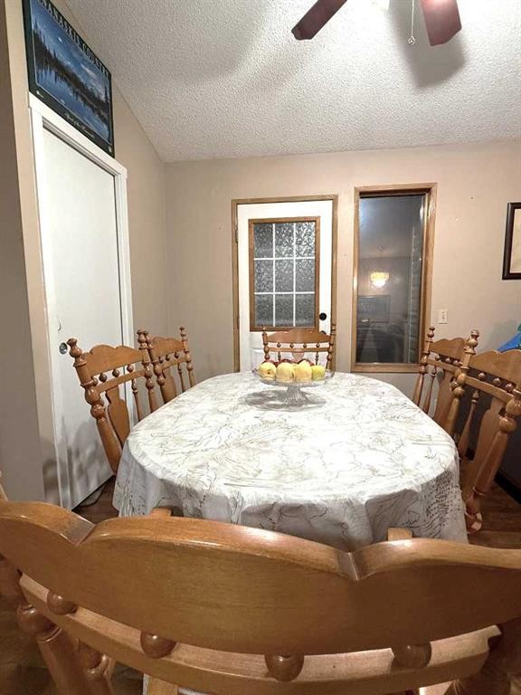 6946 Laguna Way Ne, Calgary, AB - Indoor Photo Showing Dining Room