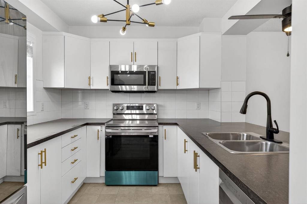 213 Cityscape Lane Ne, Calgary, AB - Indoor Photo Showing Kitchen With Double Sink