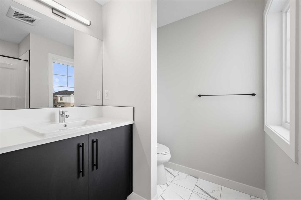26 Walgrove Bay Se, Calgary, AB - Indoor Photo Showing Bathroom