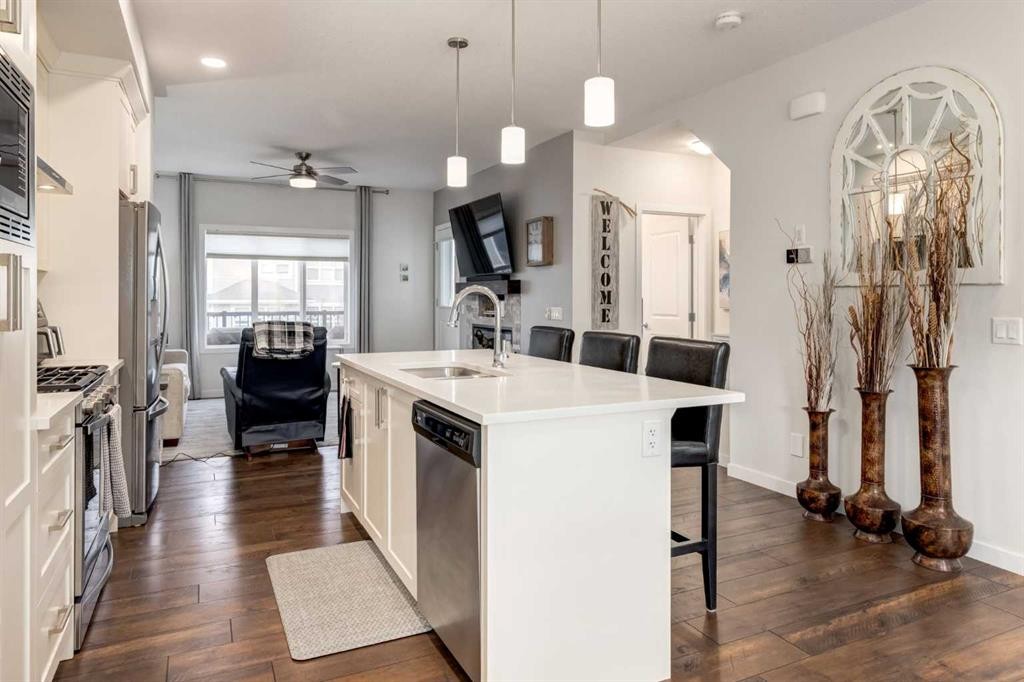 165 Sundown Road, Cochrane, AB - Indoor Photo Showing Kitchen With Upgraded Kitchen