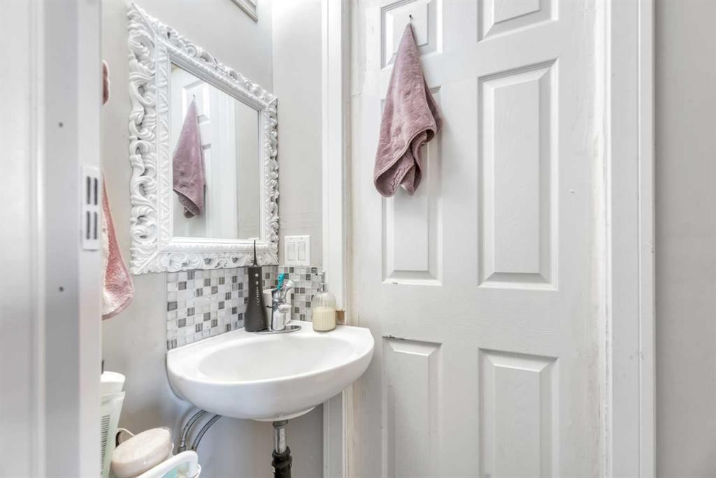 19 Castlepark Way Ne, Calgary, AB - Indoor Photo Showing Bathroom