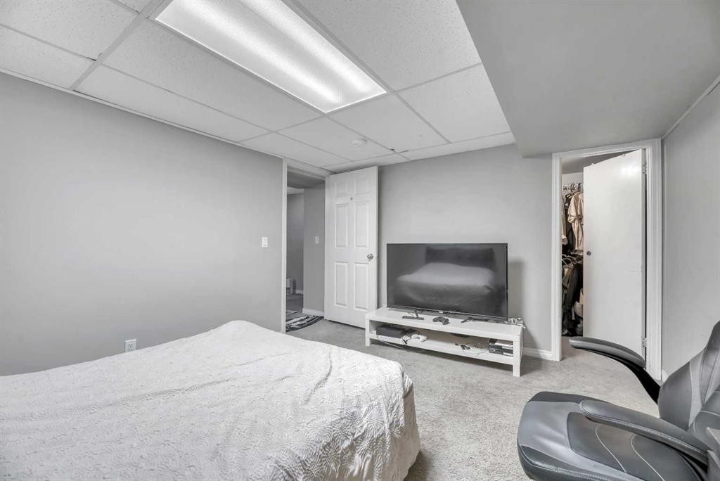 19 Castlepark Way Ne, Calgary, AB - Indoor Photo Showing Bedroom