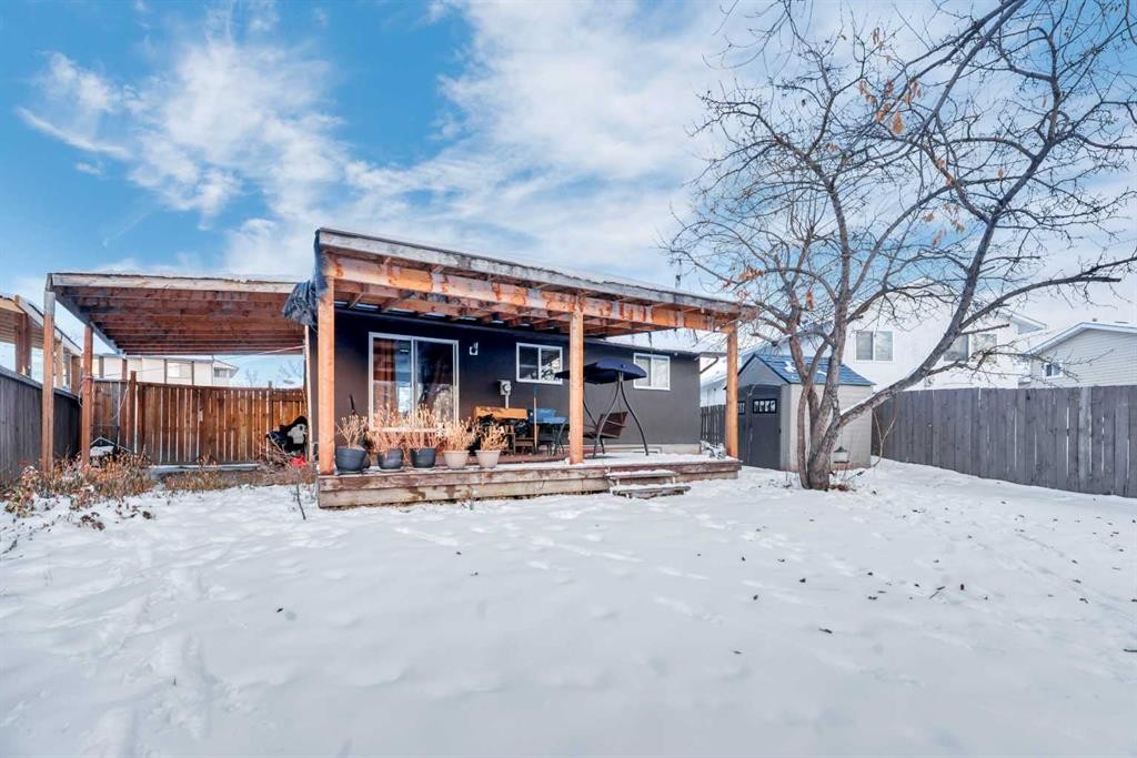 19 Castlepark Way Ne, Calgary, AB - Outdoor