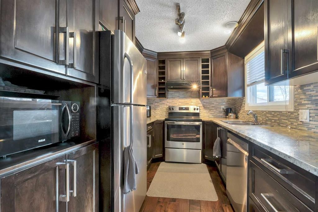 19 Castlepark Way Ne, Calgary, AB - Indoor Photo Showing Kitchen With Stainless Steel Kitchen With Upgraded Kitchen