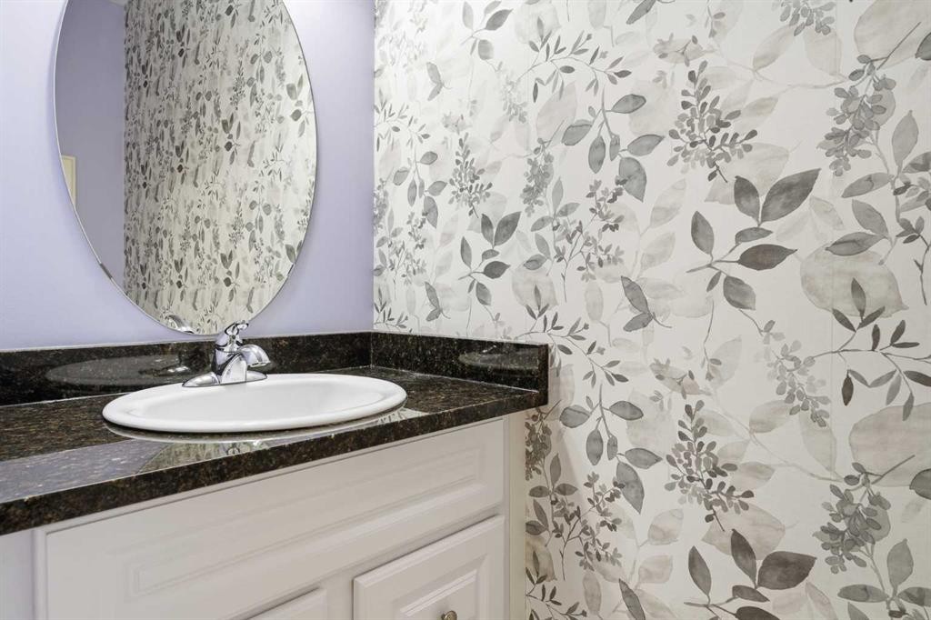 45 Somme Boulevard Sw, Calgary, AB - Indoor Photo Showing Bathroom