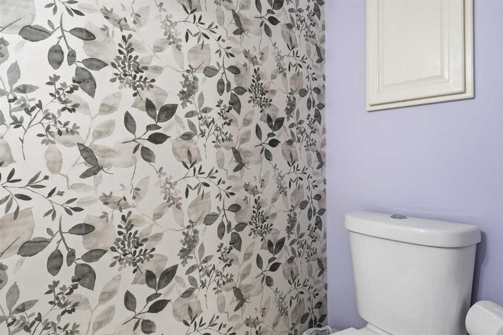 45 Somme Boulevard Sw, Calgary, AB - Indoor Photo Showing Bathroom