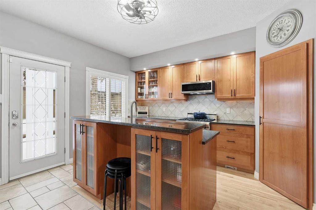 45 Somme Boulevard Sw, Calgary, AB - Indoor Photo Showing Kitchen