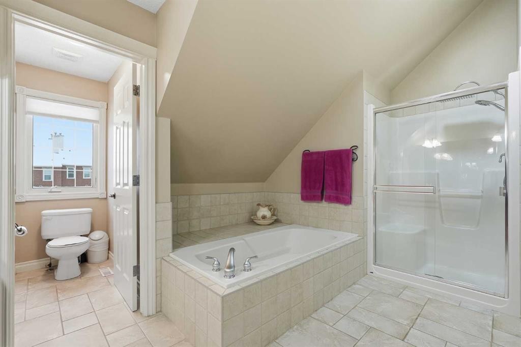 45 Somme Boulevard Sw, Calgary, AB - Indoor Photo Showing Bathroom
