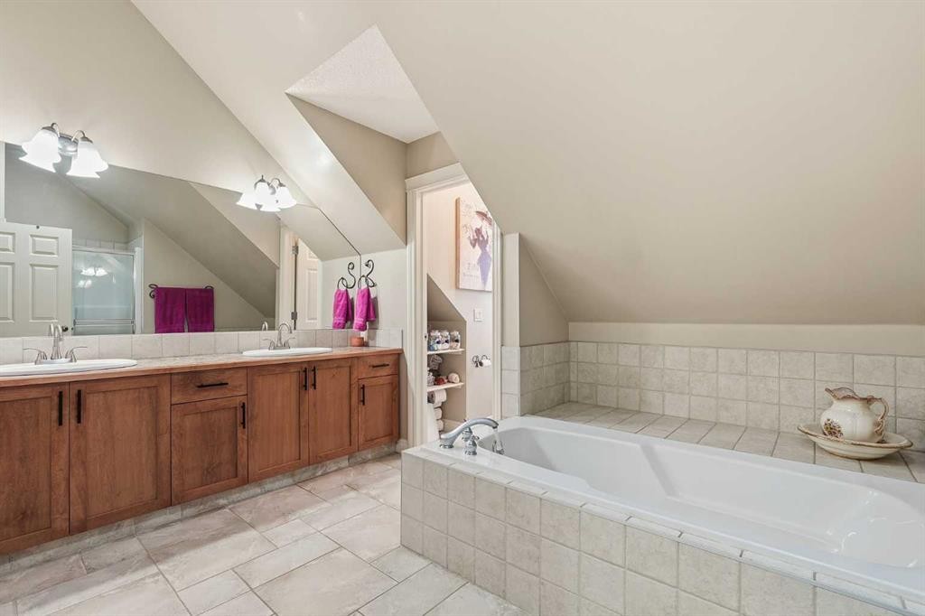 45 Somme Boulevard Sw, Calgary, AB - Indoor Photo Showing Bathroom