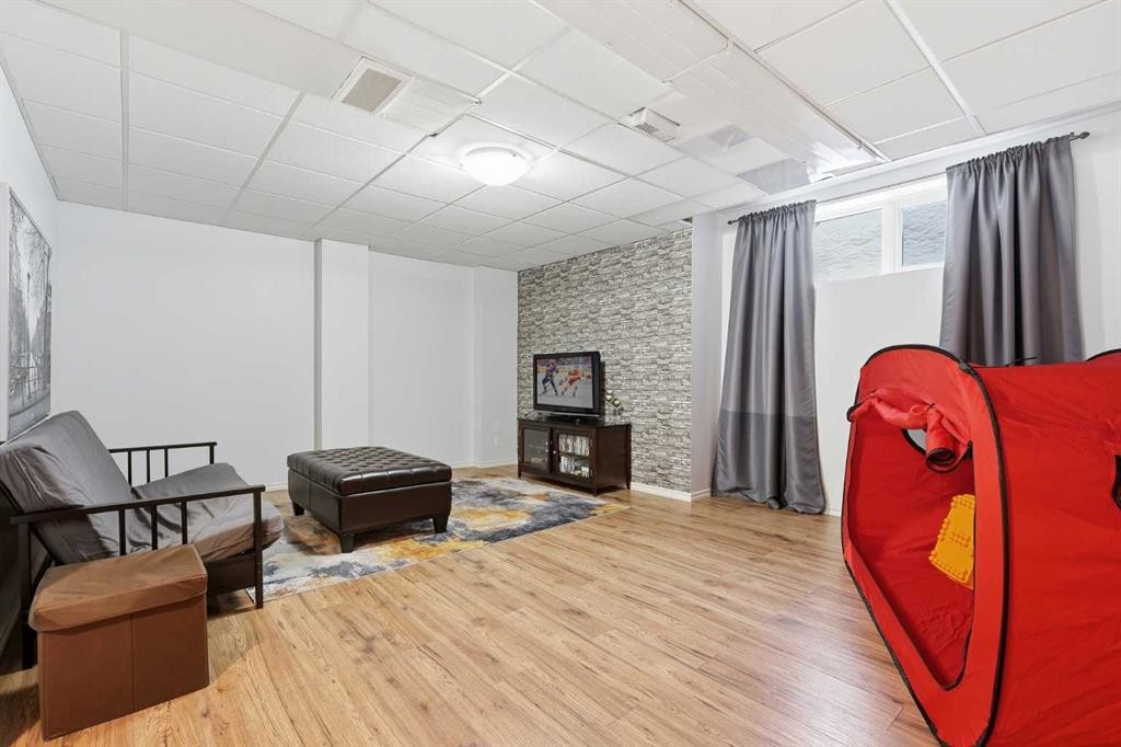 45 Somme Boulevard Sw, Calgary, AB - Indoor