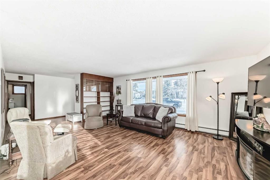 207 6A Avenue, Three Hills, AB - Indoor Photo Showing Living Room