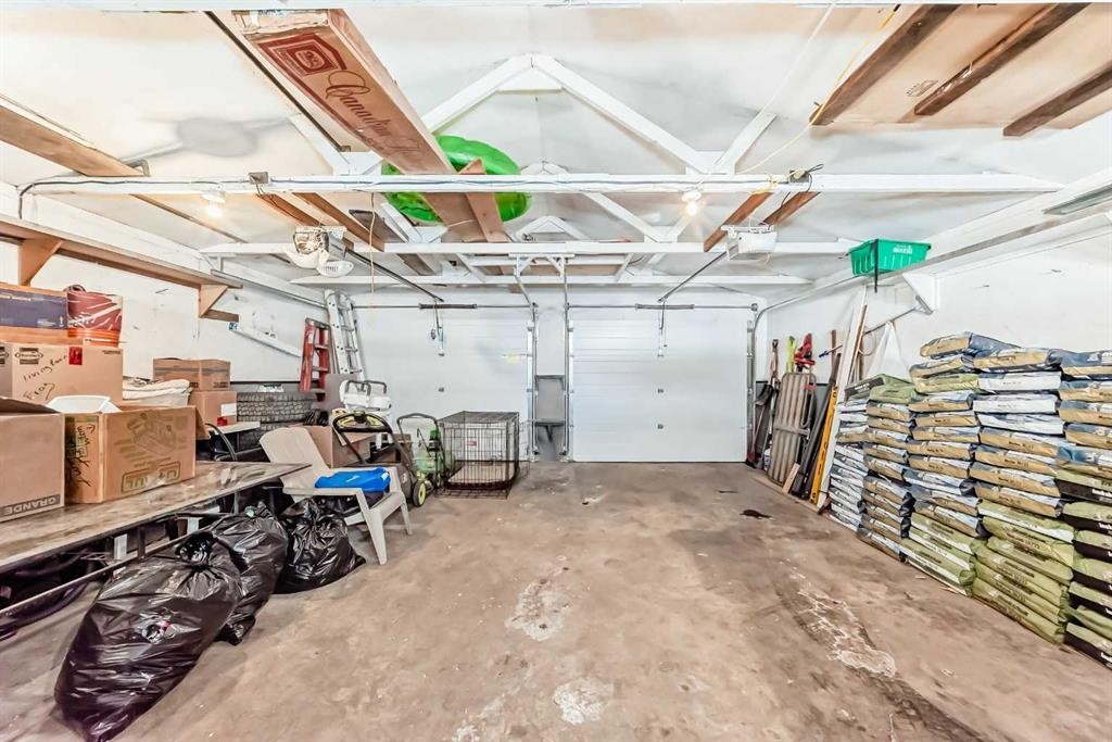 207 6A Avenue, Three Hills, AB - Indoor Photo Showing Garage