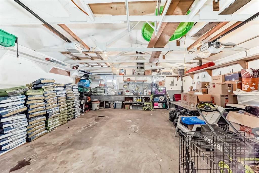 207 6A Avenue, Three Hills, AB - Indoor Photo Showing Garage