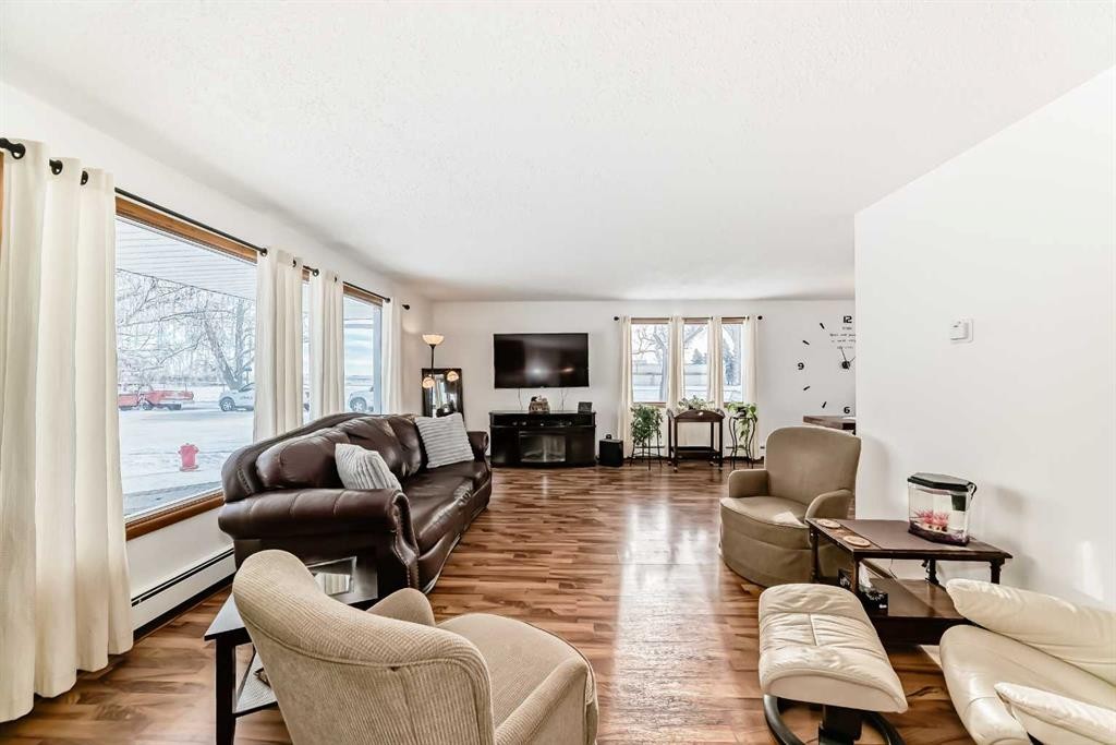 207 6A Avenue, Three Hills, AB - Indoor Photo Showing Living Room