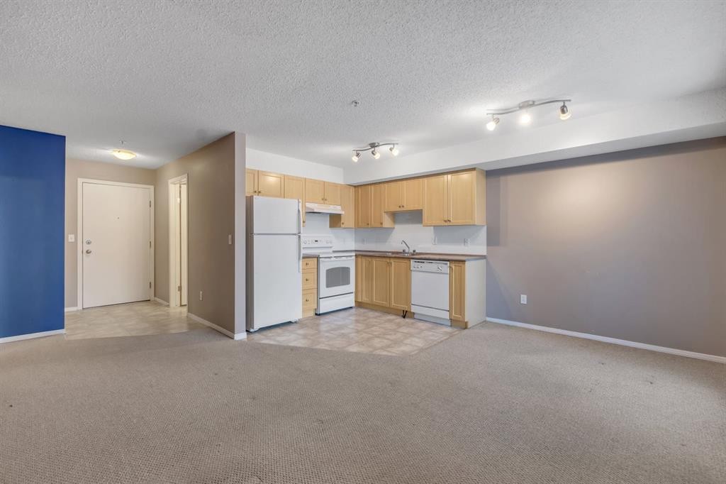 1109-505 Railway Street West, Cochrane, AB - Indoor Photo Showing Kitchen