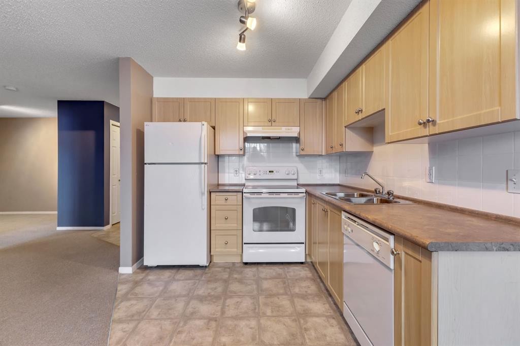 1109-505 Railway Street West, Cochrane, AB - Indoor Photo Showing Kitchen With Double Sink