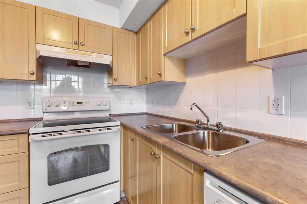 1109-505 Railway Street West, Cochrane, AB - Indoor Photo Showing Kitchen With Double Sink