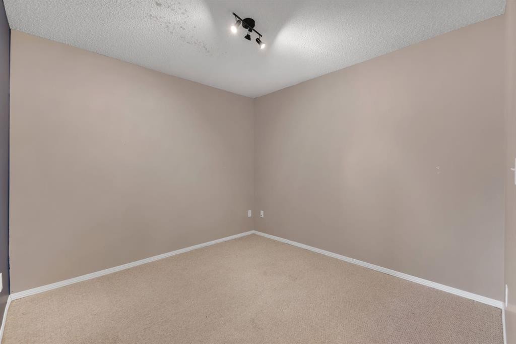 1109-505 Railway Street West, Cochrane, AB - Indoor Photo Showing Other Room