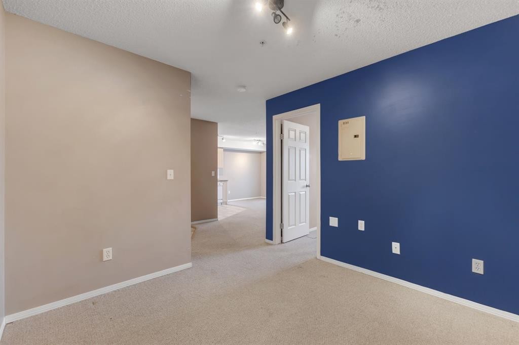 1109-505 Railway Street West, Cochrane, AB - Indoor Photo Showing Other Room