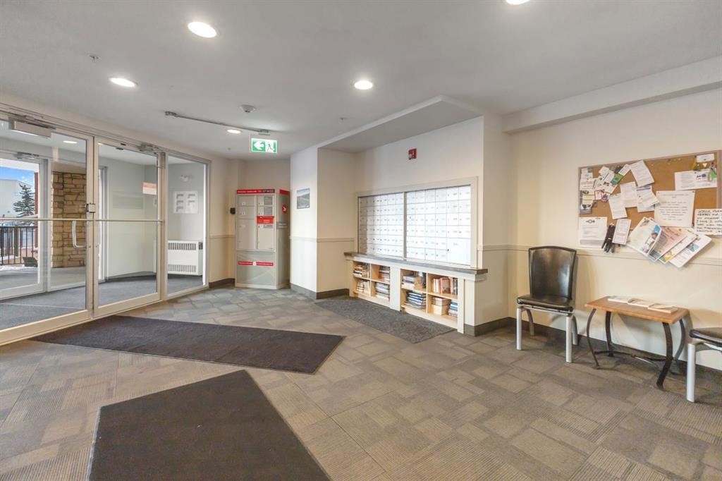 1109-505 Railway Street West, Cochrane, AB - Indoor Photo Showing Other Room