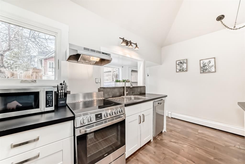 3835 Parkhill Street Sw, Calgary, AB - Indoor Photo Showing Kitchen