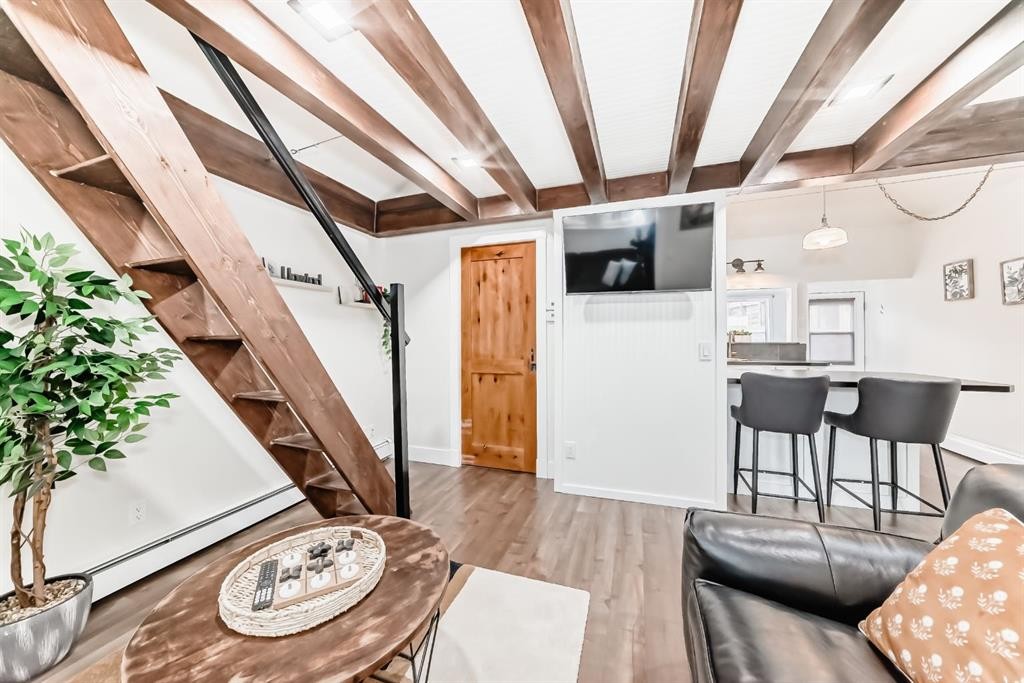 3835 Parkhill Street Sw, Calgary, AB - Indoor