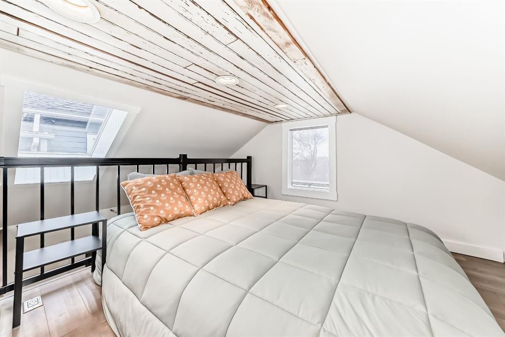 3835 Parkhill Street Sw, Calgary, AB - Indoor Photo Showing Bedroom