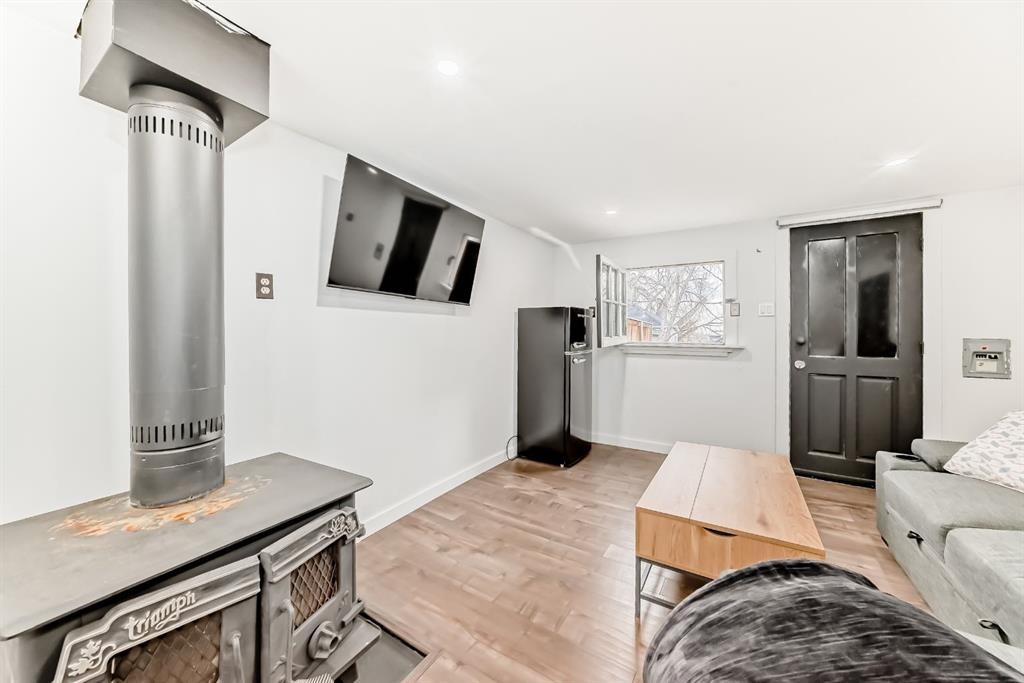 3835 Parkhill Street Sw, Calgary, AB - Indoor