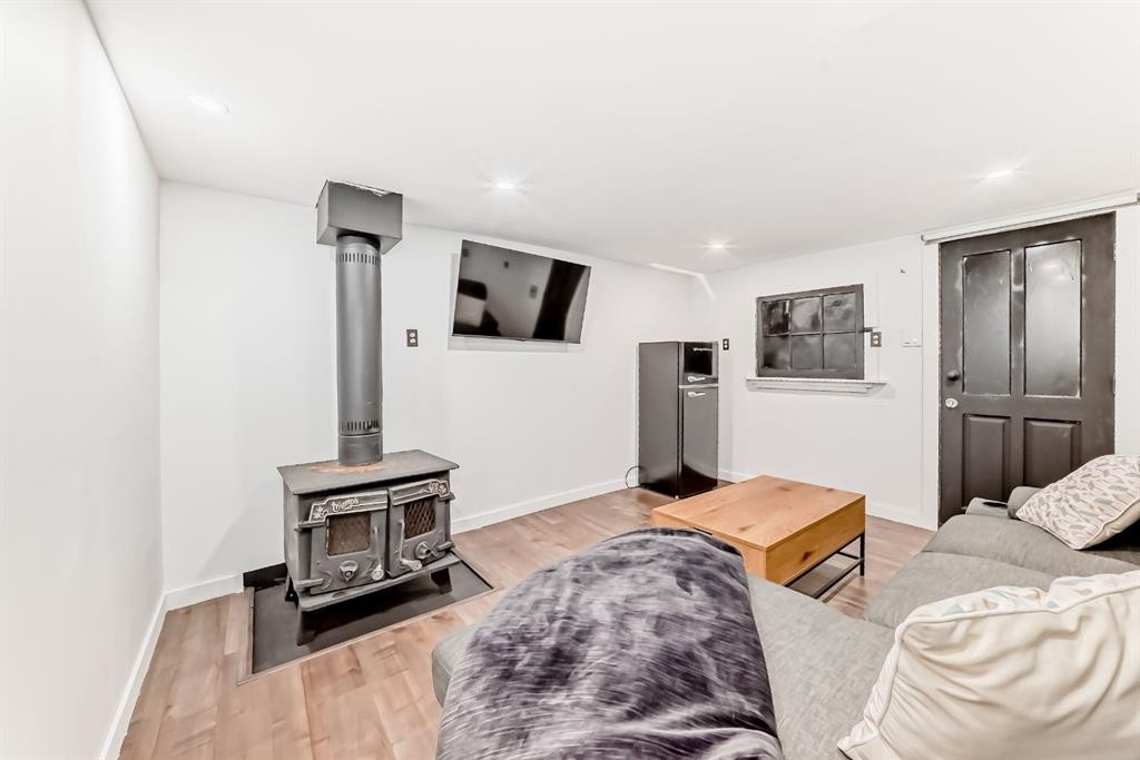 3835 Parkhill Street Sw, Calgary, AB - Indoor Photo Showing Other Room