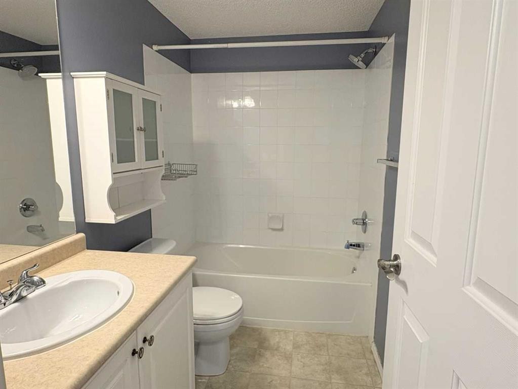 #418-4000 Somervale Court Sw, Calgary, AB - Indoor Photo Showing Bathroom