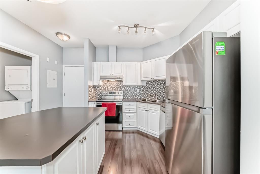 209-1000 Applevillage Court Se, Calgary, AB - Indoor Photo Showing Kitchen With Stainless Steel Kitchen With Upgraded Kitchen