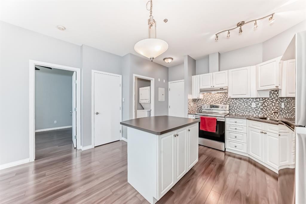 209-1000 Applevillage Court Se, Calgary, AB - Indoor Photo Showing Kitchen With Upgraded Kitchen