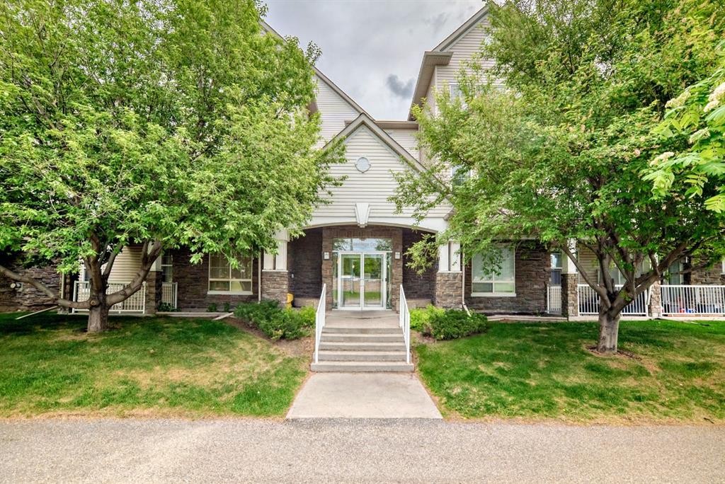 209-1000 Applevillage Court Se, Calgary, AB - Outdoor